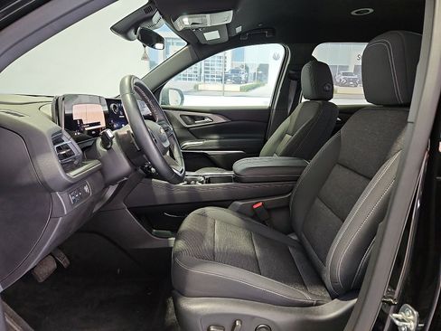 Used 2025 Chevrolet Traverse LT FWD image 16