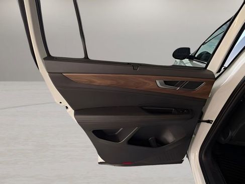 Used 2025 Volkswagen Atlas SE image 29