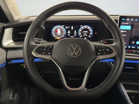 Certified 2025 Volkswagen Tiguan SE FWD image 33