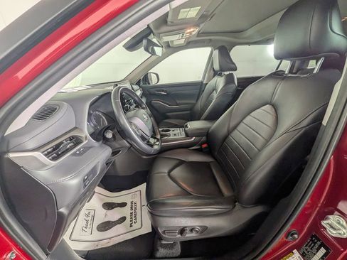Used 2021 Toyota Highlander XLE image 17