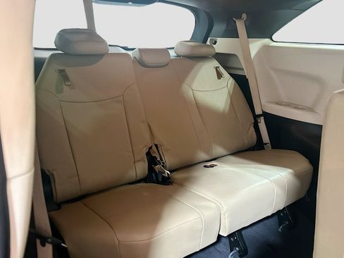 Used 2024 Toyota Sienna XLE FWD image 25