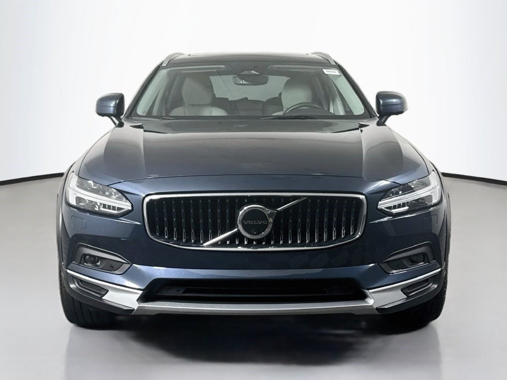 Used 2025 Volvo V90 B6 Cross Country Ultra w/ Protection Package Premier AWD/4WD image 2