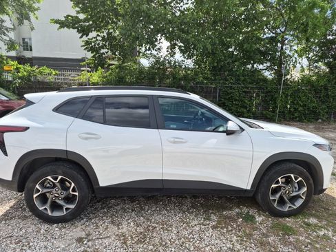 Used 2025 Chevrolet Trax LT w/ LT Convenience Package image 5