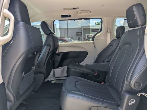 Used 2022 Chrysler Pacifica Touring-L AWD/4WD image 14