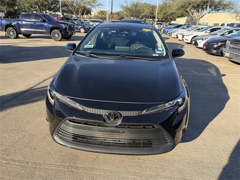 Used 2025 Toyota Corolla LE image 2
