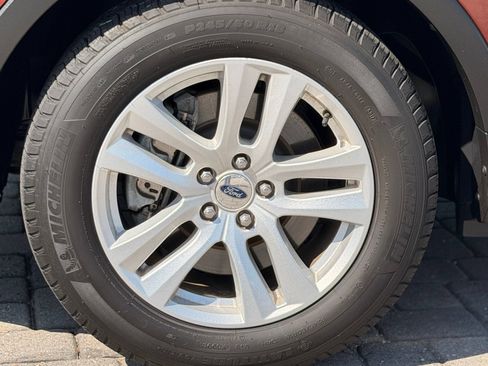 Used 2018 Ford Explorer XLT w/ Equipment Group 202A FWD image 13