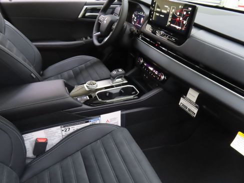 New 2025 Mitsubishi Outlander SE image 25