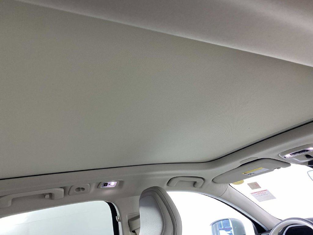 Used 2019 Volvo XC60 T5 Momentum w/ Premium Package FWD image 12