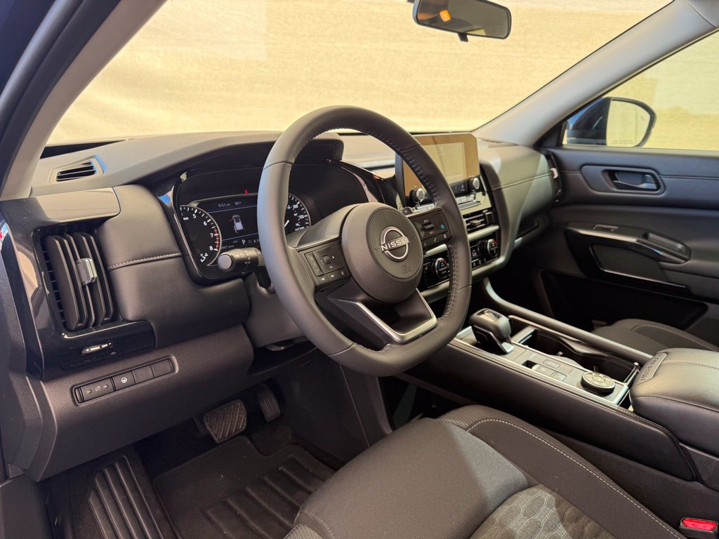 Used 2024 Nissan Pathfinder SV AWD/4WD image 17