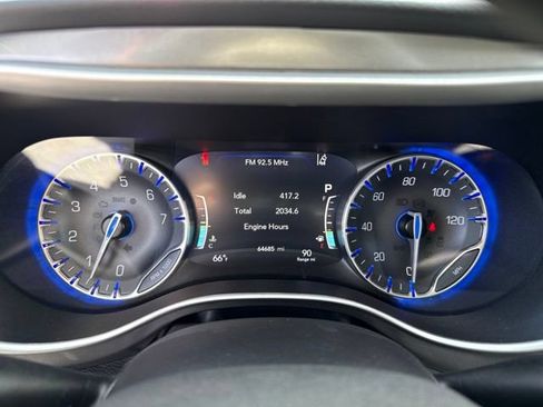 Used 2023 Chrysler Pacifica Touring-L FWD image 17