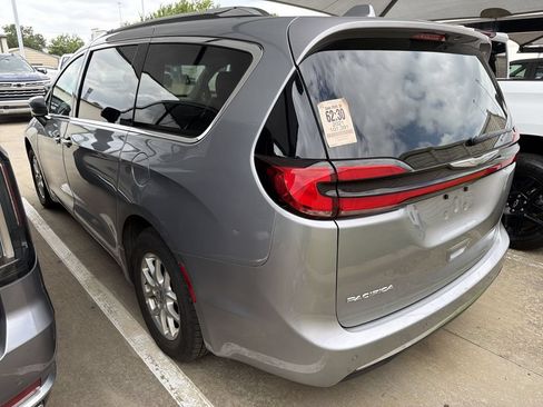Used 2021 Chrysler Pacifica Touring-L FWD image 3
