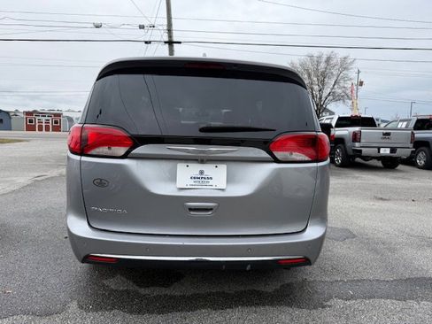 Used 2017 Chrysler Pacifica Touring-L image 3