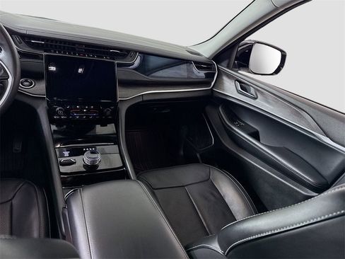 Used 2022 Jeep Grand Cherokee Limited w/ Luxury Tech Group II image 17