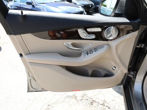 Used 2019 Mercedes-Benz GLC 300 image 16