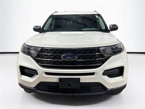 Used 2022 Ford Explorer XLT image 2