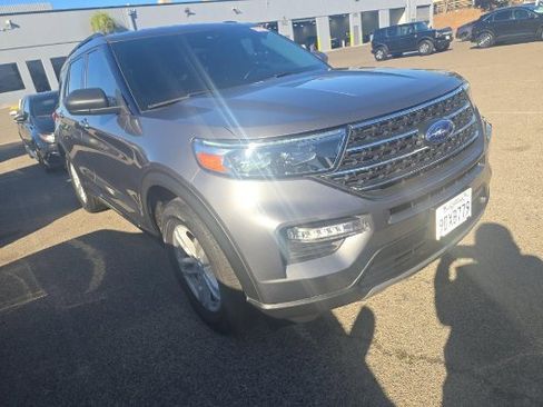 Used 2022 Ford Explorer XLT w/ Equipment Group 202A image 3