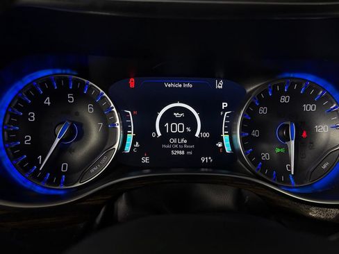Used 2024 Chrysler Pacifica Limited FWD image 16