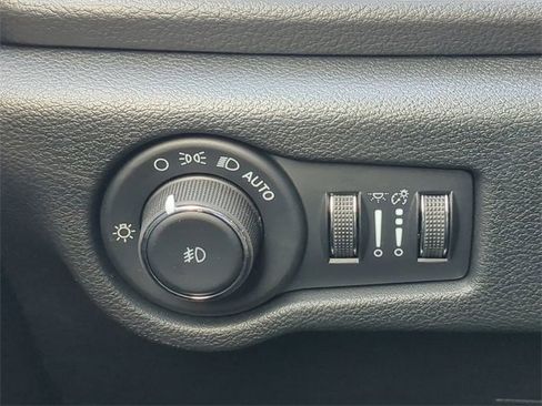 New 2026 Chrysler Pacifica Limited w/ Uconnect Theater Family Group image 33