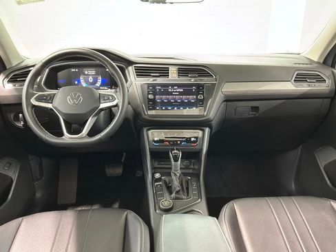 Used 2024 Volkswagen Tiguan SE w/ Panoramic Sunroof Package AWD/4WD image 6