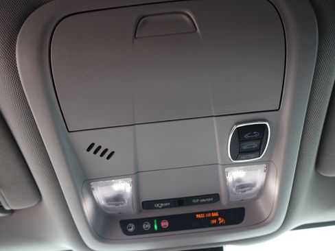 Used 2022 GMC Terrain SLE w/ Driver Convenience Package FWD image 29