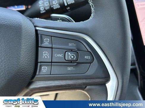 Certified 2025 Jeep Grand Cherokee Limited w/ MOPAR Finishing Package AWD/4WD image 32
