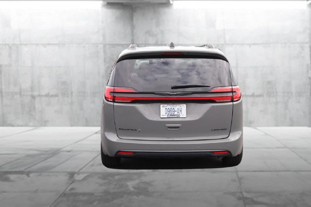 Used 2025 Chrysler Pacifica Limited FWD image 6