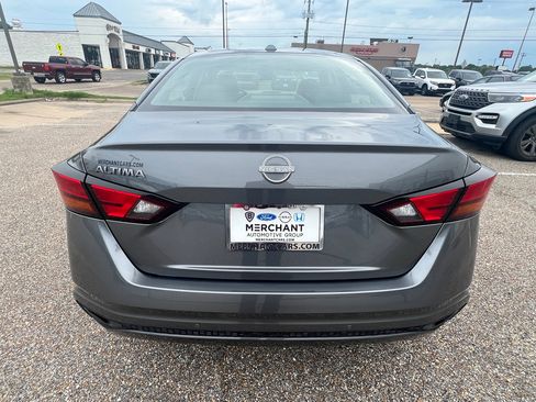 Used 2025 Nissan Altima 2.5 SV FWD image 8
