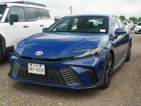Used 2025 Toyota Camry SE FWD image 5