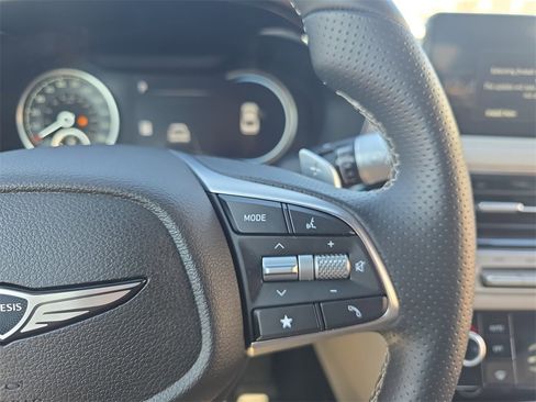 Used 2025 Genesis G70 2.5T image 18