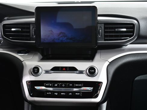 Used 2023 Ford Explorer XLT w/ Equipment Group 202A image 9