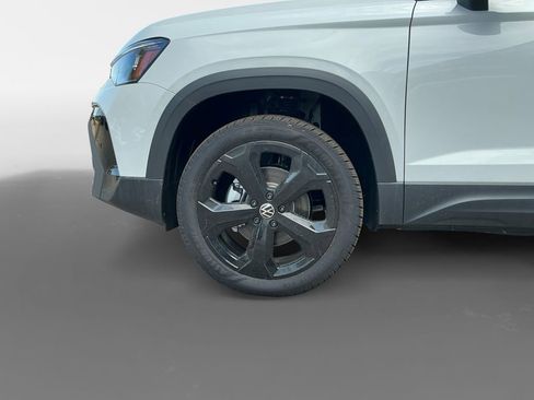 New 2025 Volkswagen Taos SE image 14
