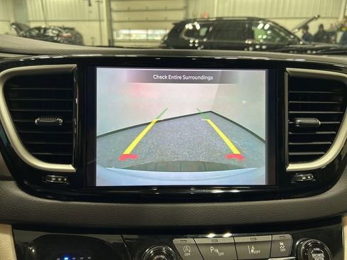 Used 2024 Chrysler Pacifica Touring-L image 18