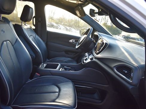 Used 2025 Chrysler Pacifica Limited image 16