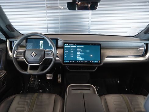 Used 2023 Rivian R1T Launch Edition image 7