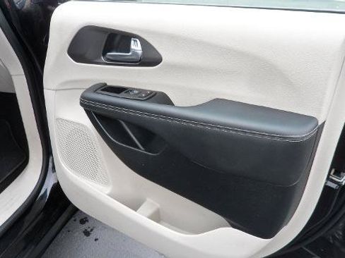 Used 2024 Chrysler Pacifica Touring-L FWD image 25