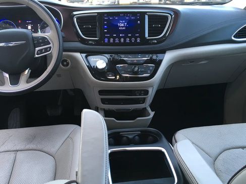 Used 2017 Chrysler Pacifica Limited FWD image 23