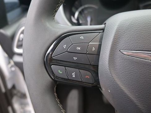 Used 2024 Chrysler Pacifica Limited FWD image 32
