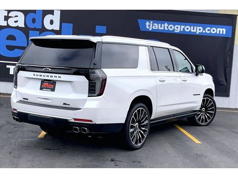 Used 2025 Chevrolet Suburban High Country AWD/4WD image 15