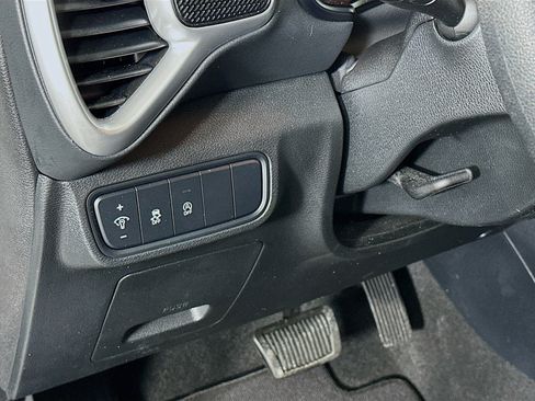 Used 2025 Kia Soul LX w/ LX Technology Package FWD image 17