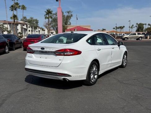 Used 2017 Ford Fusion SE FWD image 3