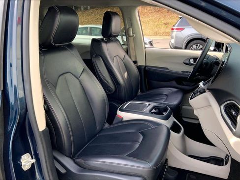 Used 2024 Chrysler Pacifica Touring-L image 7