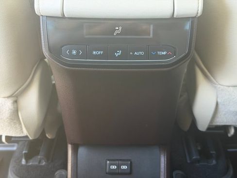 Used 2022 Toyota Highlander XLE FWD image 17