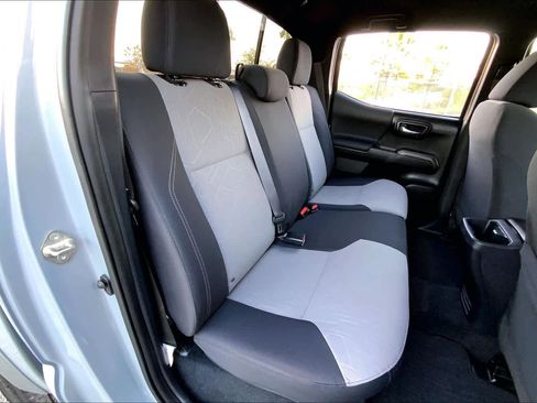 Used 2020 Toyota Tacoma TRD Sport w/ Technology Package image 18