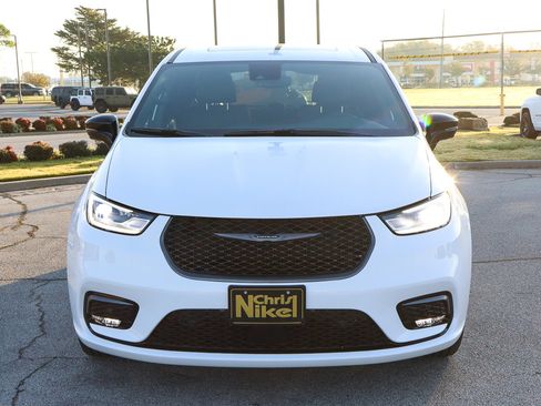 New 2026 Chrysler Pacifica Select image 3