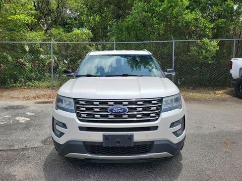 Used 2017 Ford Explorer XLT FWD image 2