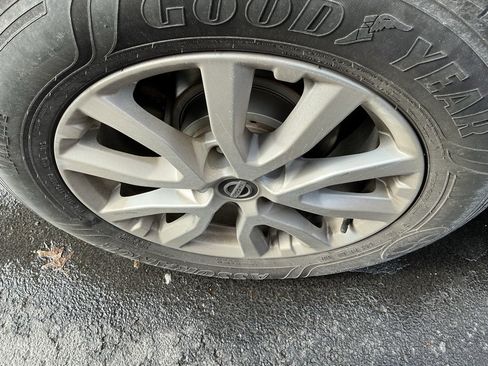 Used 2018 Nissan Rogue SV image 9