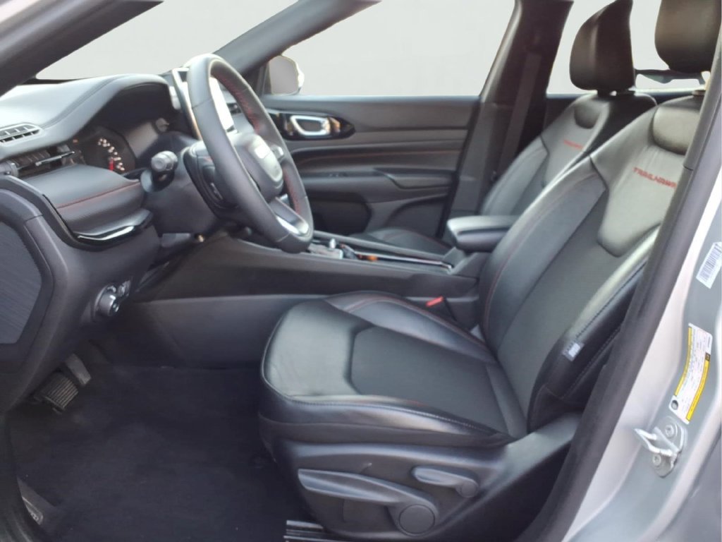 Used 2025 Jeep Compass Trailhawk AWD/4WD image 16