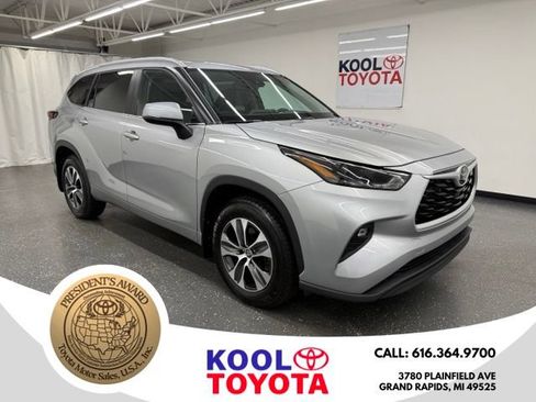 Certified 2025 Toyota Highlander XLE AWD/4WD image 1