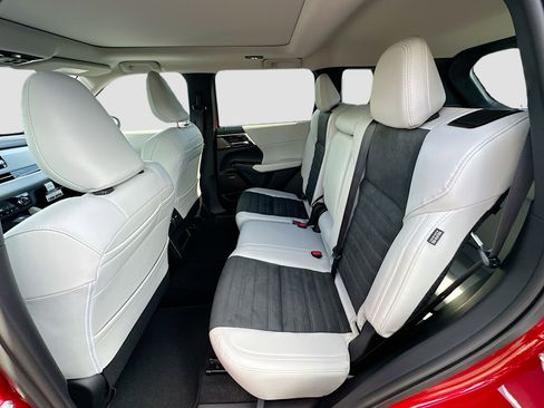 New 2025 Mitsubishi Outlander SE image 17