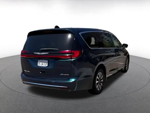 Used 2023 Chrysler Pacifica Touring-L FWD image 11